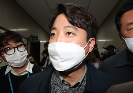 이준석(가운데) 국민의힘 대표가 21일 오후 국회 당 대표 회의실에서 대통령선거 중앙선거대책위원회 상임선대위원장직 사퇴 발표 기자회견을 마친 뒤 회의실을 나서고 있다.<국회사진기자단·연합뉴스>